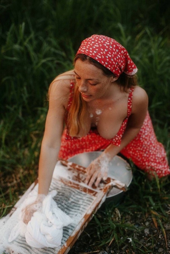 Сельская женщина в купальнике частное