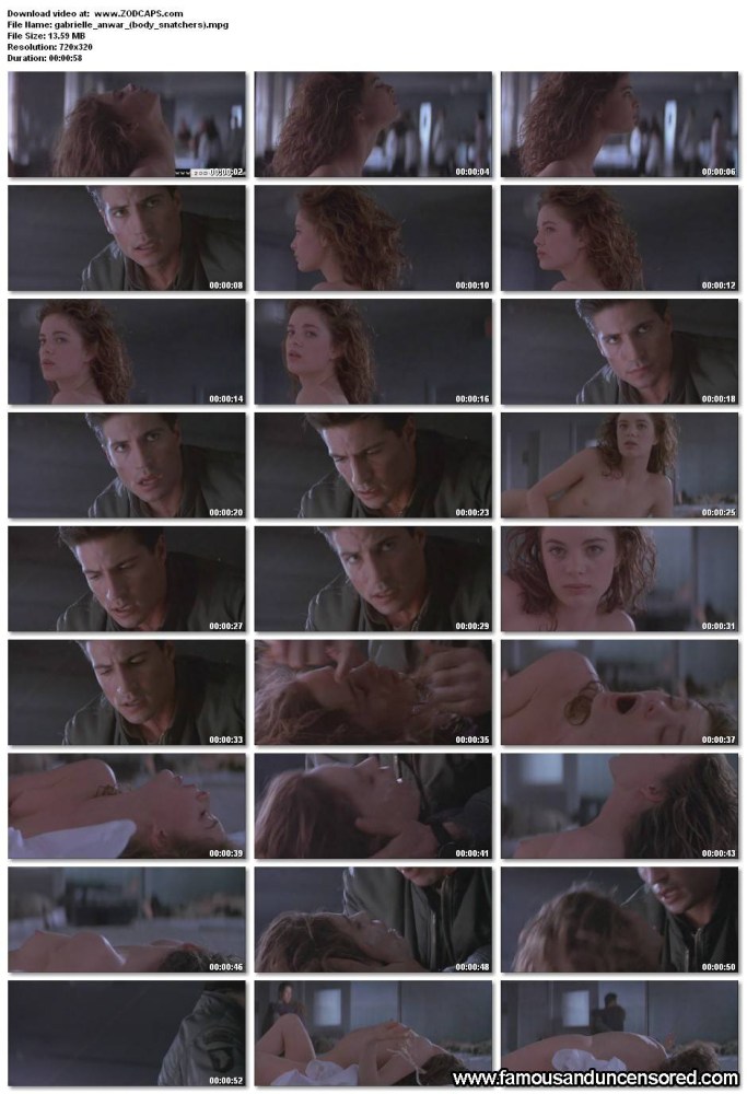 Красивая шатенка голышом