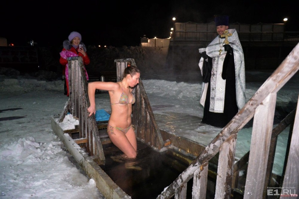 Голые женщины в купели на крещение