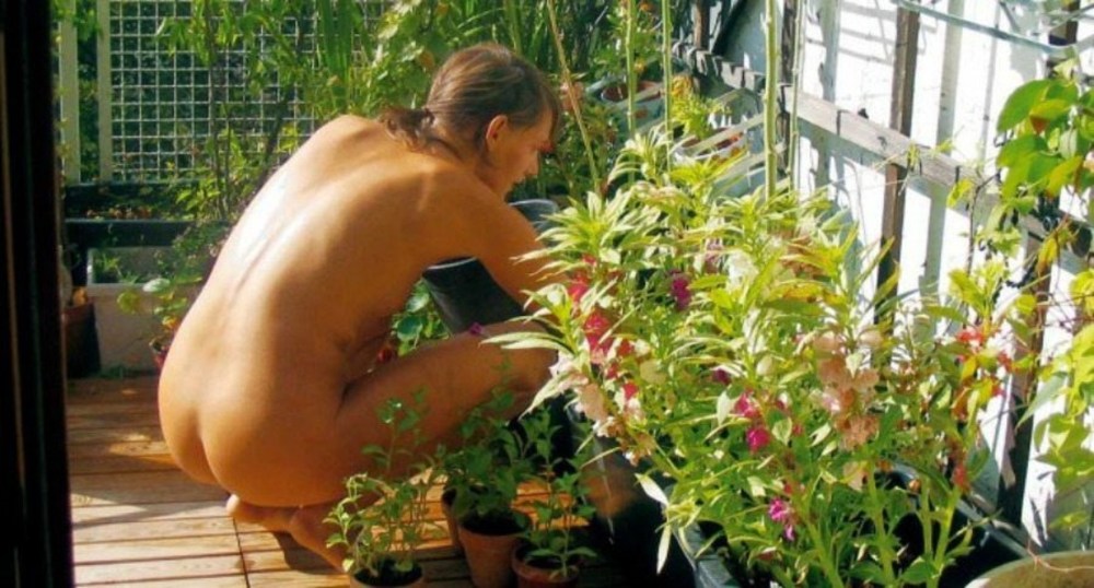 Голые женщины на даче частное