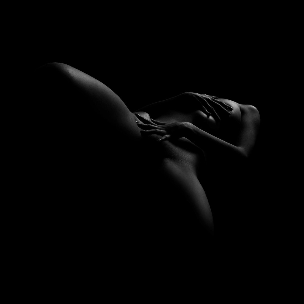 Голые женщины в полумраке