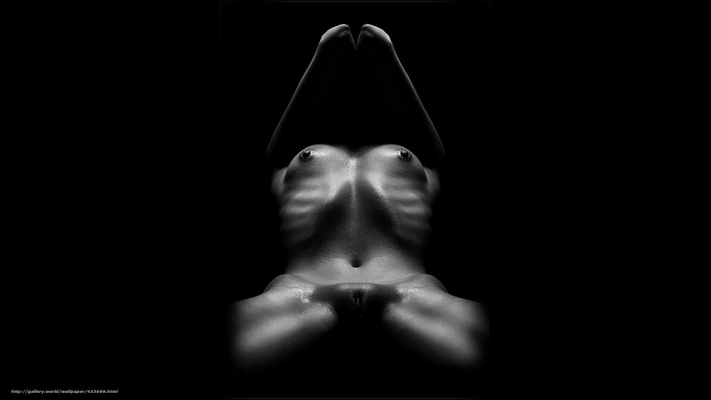 Ню вагина на темном фоне