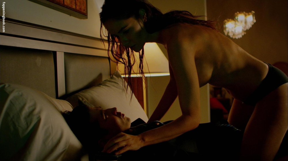 Сара Малакул Лэйн сиськи