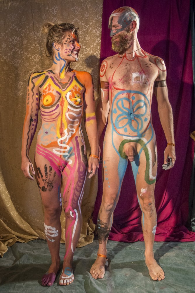 Рисование на голом теле в голом племени