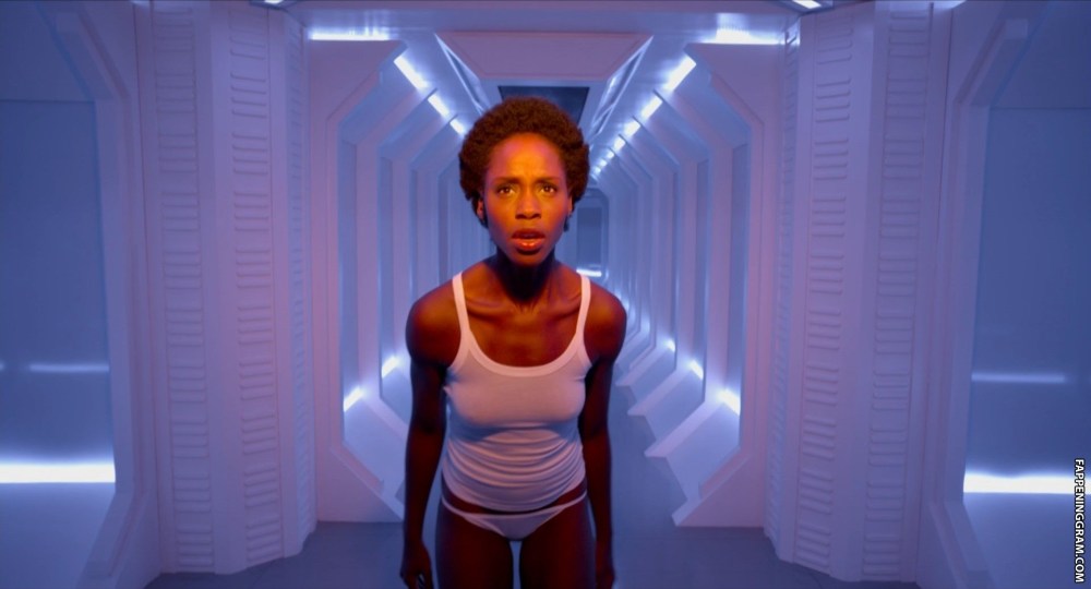 Виола Дэвис в купальнике