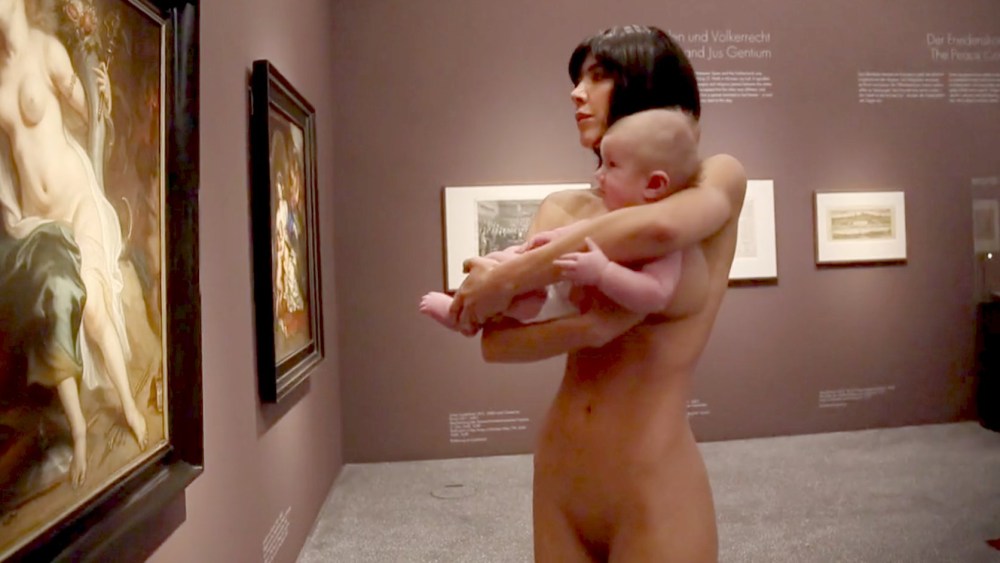 Голая художница в музее