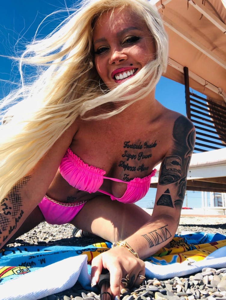 Девушка кончила сама себе в рот