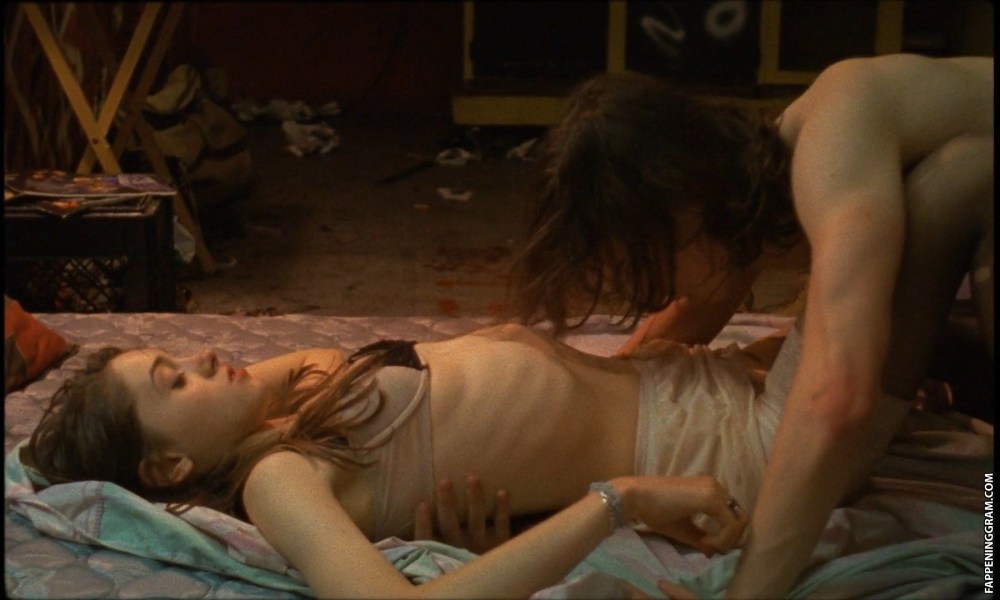 Наталия Дайер попа