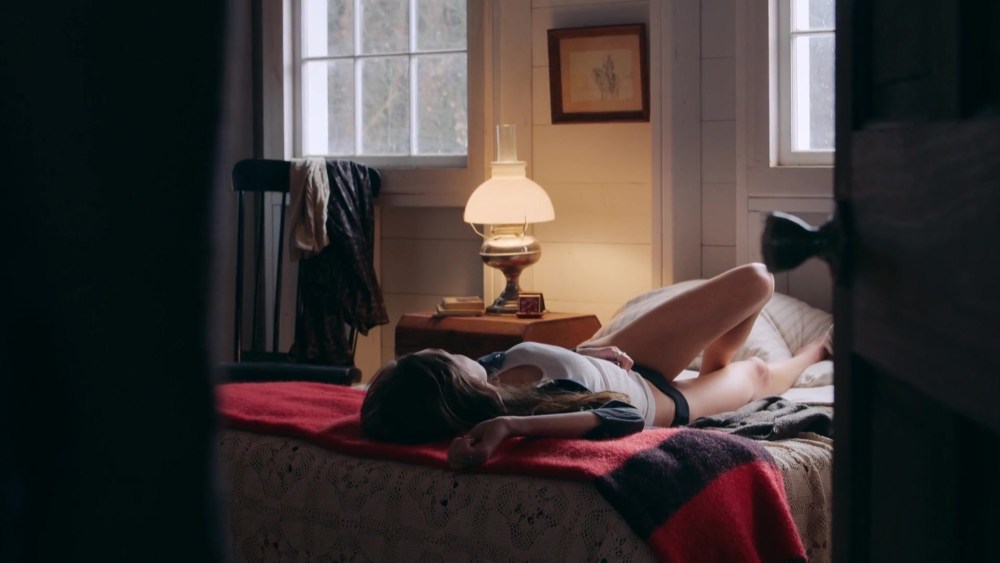 Юная худышка с маленькой грудью