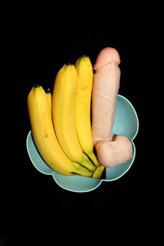 Банан в руке женщины