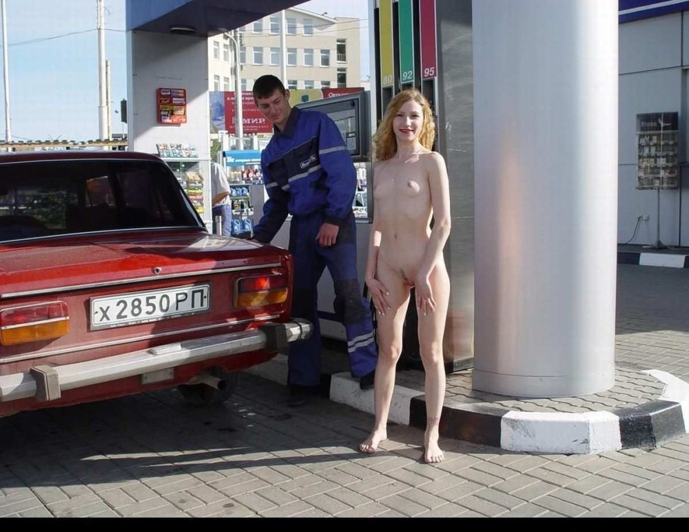 Красивая грудь на заправке эро