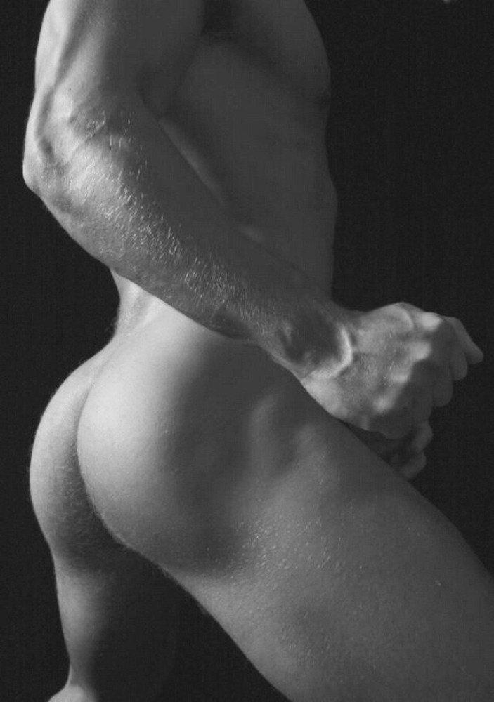 Красивые голые попки парней