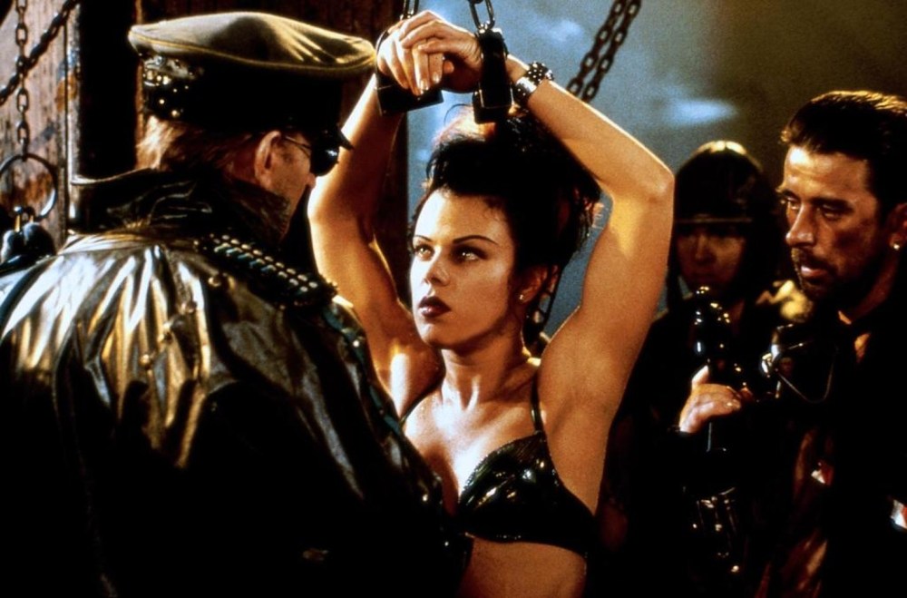 Парень держит девушку за грудь черно белая