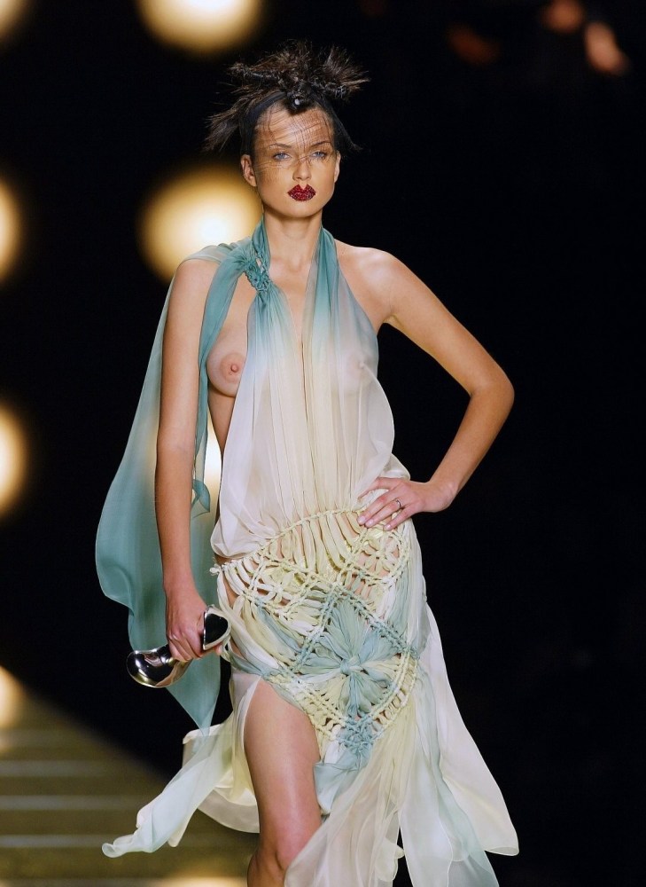 Голая мода только в трусах