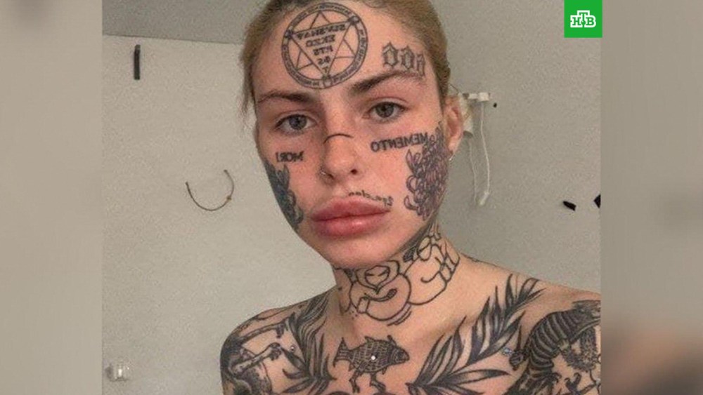 Блогерша в татуировках русская