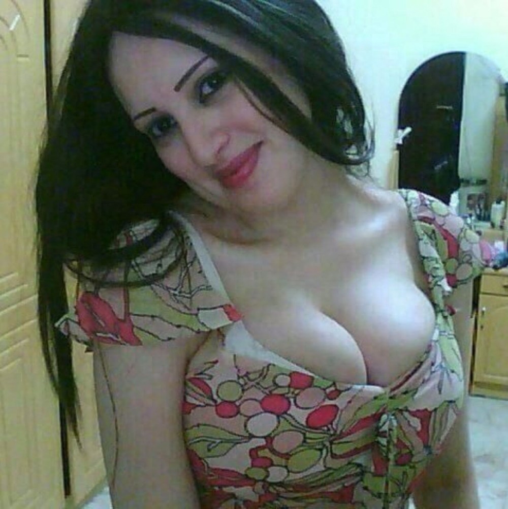 Мусульманка с большой грудьб18+
