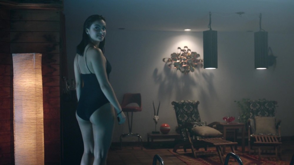 Обложка Космополитен с Лили Рейнхарт и Камилла Мендес