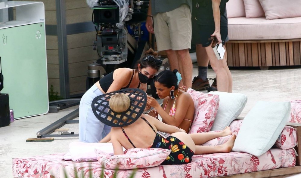 Камила Мендес купальник