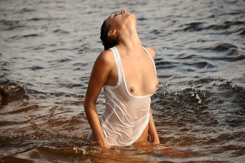 Девушка в мокрой майке без лифчика