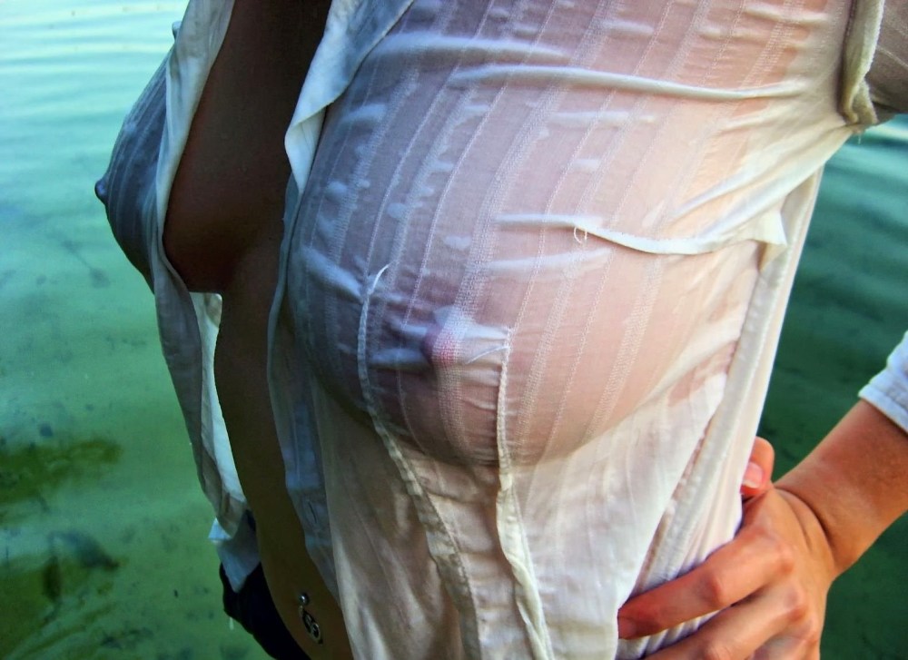 Грудь под мокрой майкой