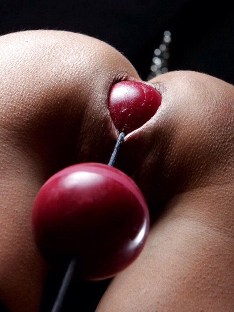 Бдсм огромные анальные бусы