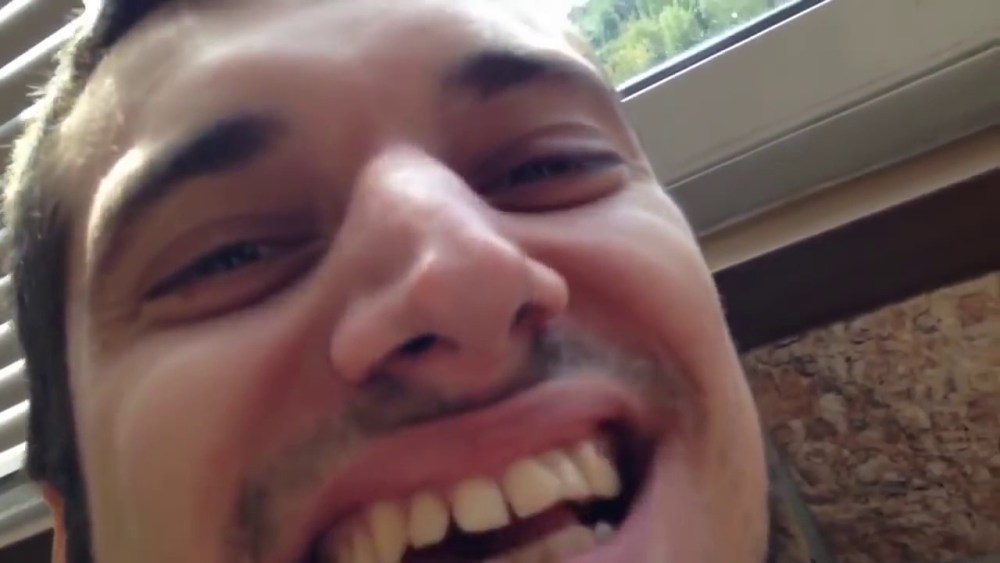 Паша техник улыбается