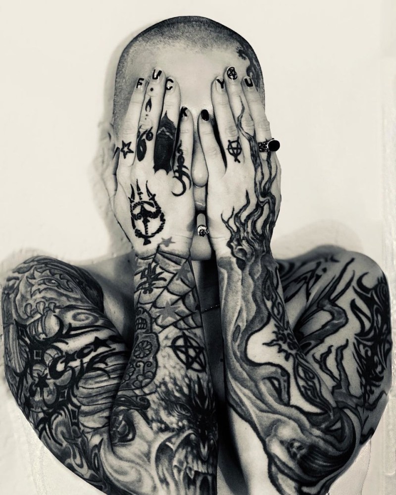 Наргиз Закирова рептилоид