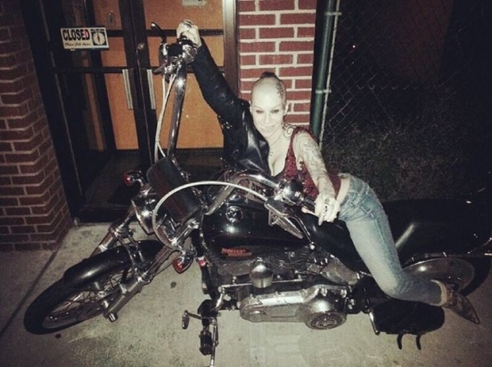 Наргиз Закирова в юности