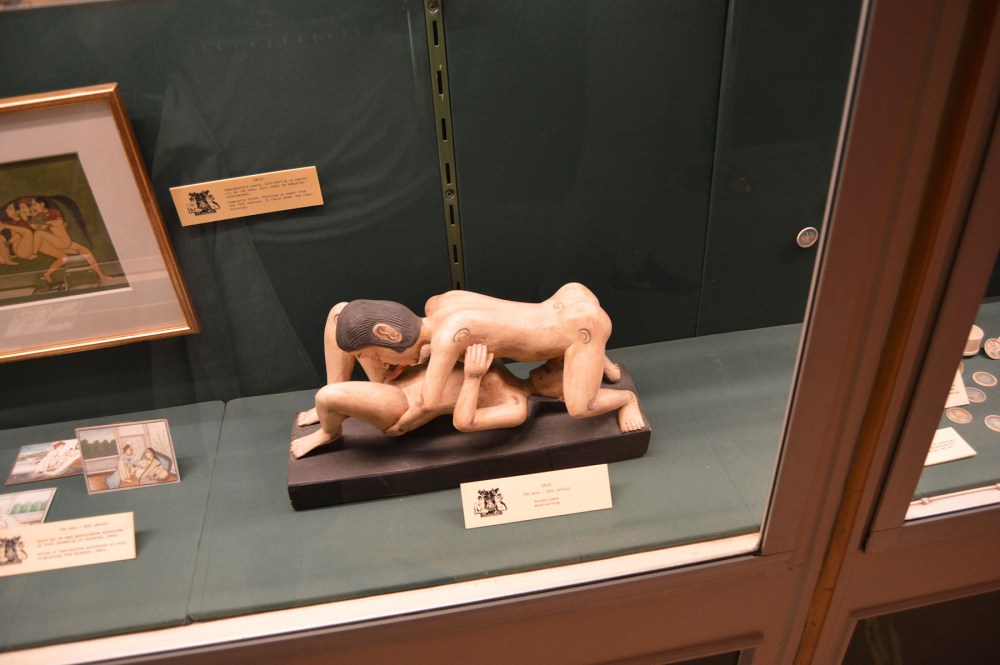 Эротическая фотосессия в музее