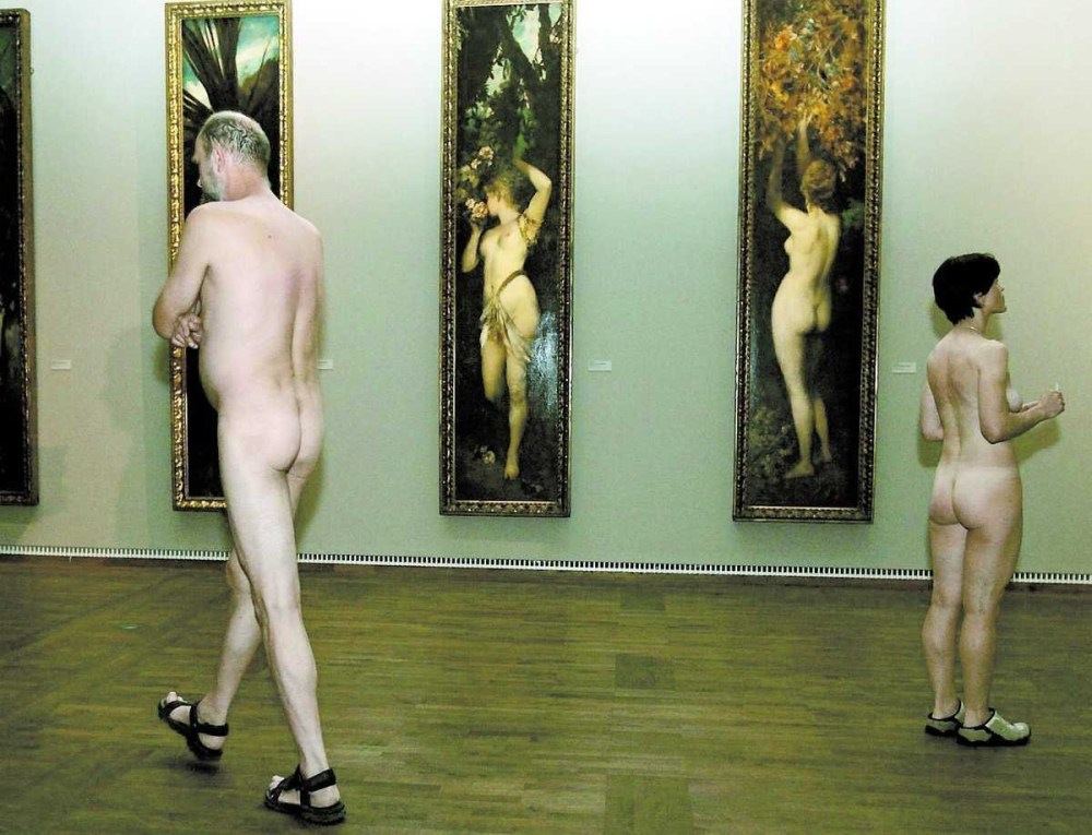 Голая художница в музее