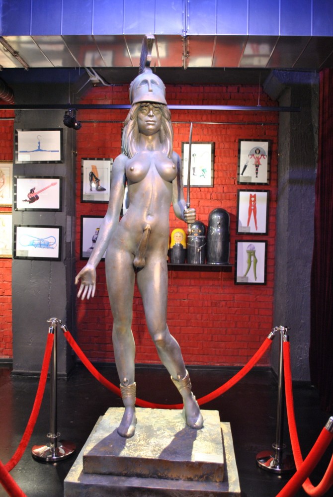 Швейцарская художница Мила Муаре