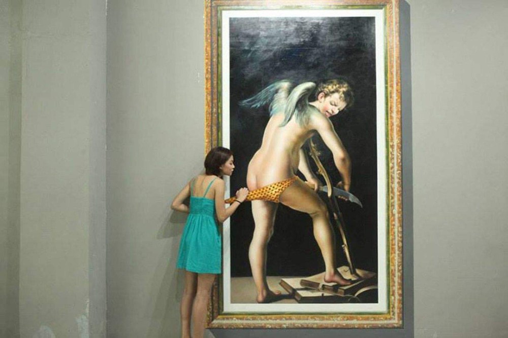 Голая в музее частное фото