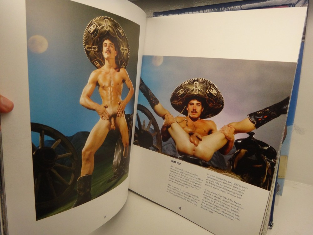 Полностью голые в музее