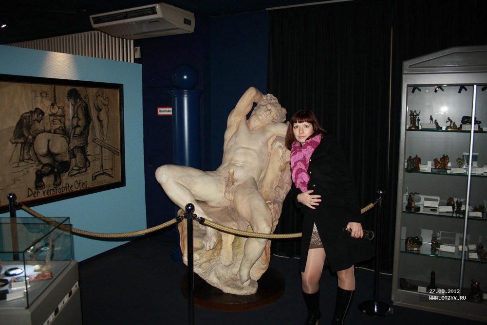 Голые женщины люди в музее