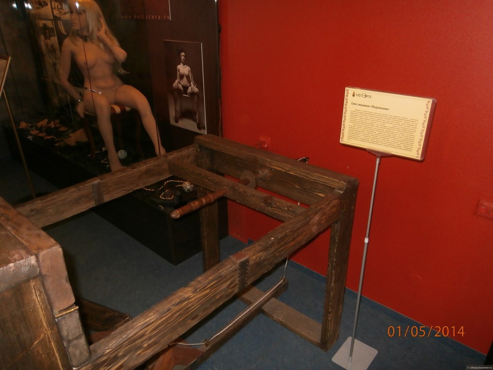 Голые люди в музее