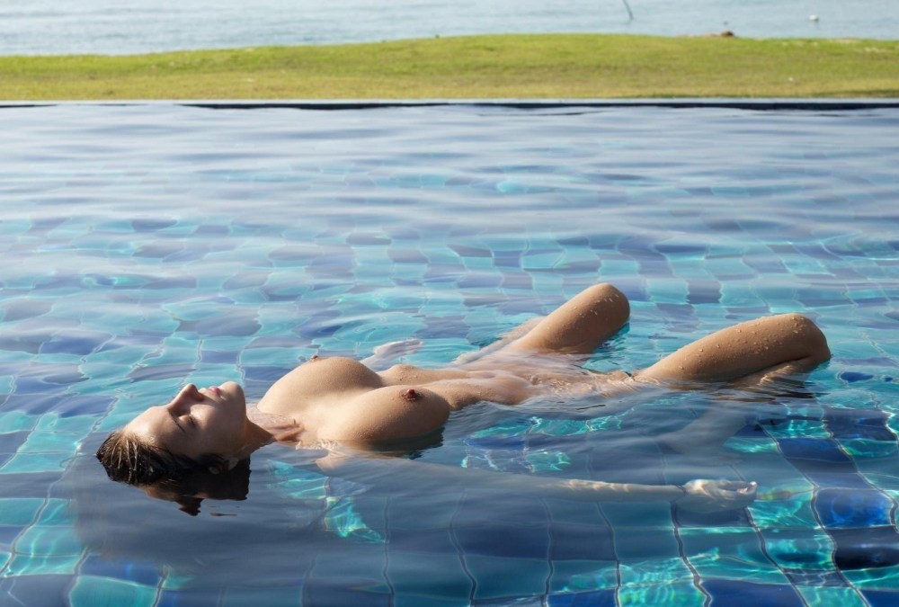 Голенькие девочки в бассейне