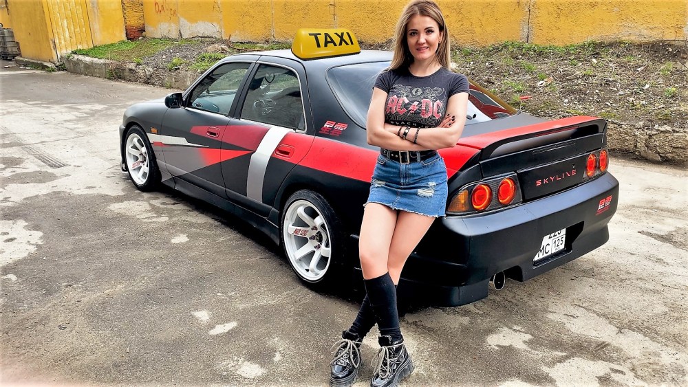 Девушки в купальниках сзади частное