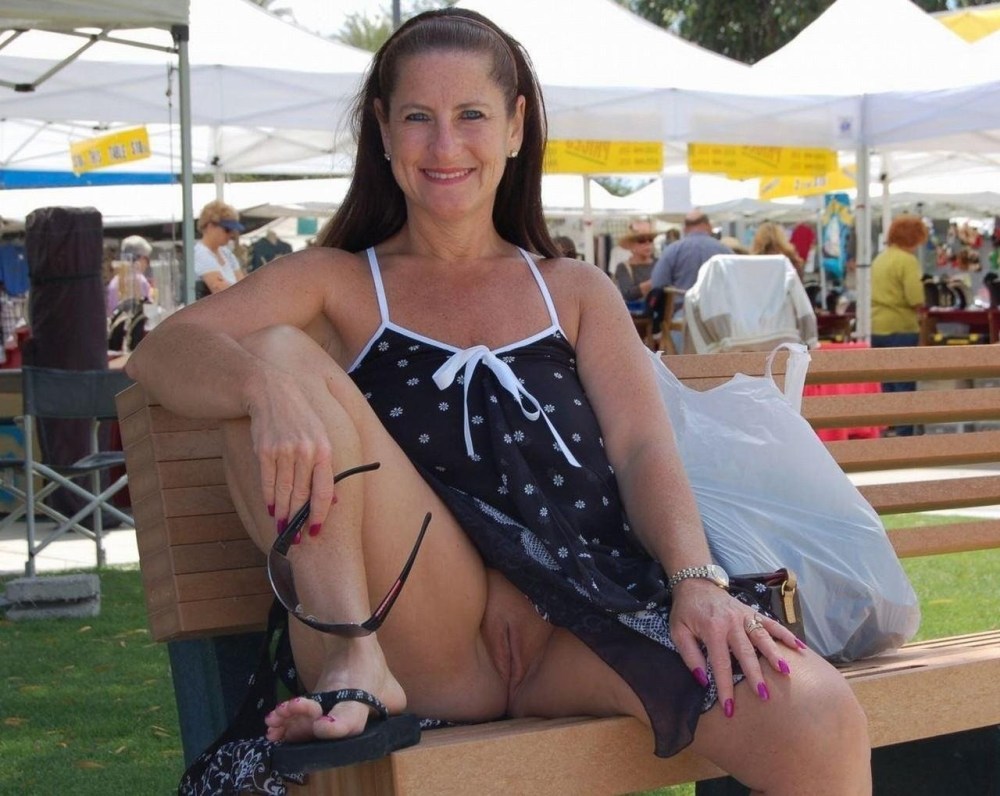 Зрелые без трусов под юбкой