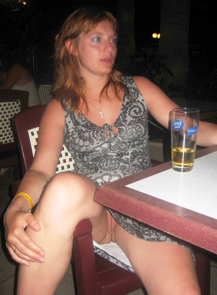 Девушки за столом без трусов