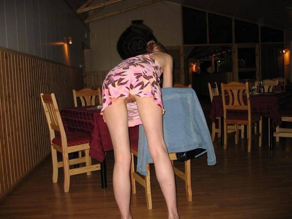 Жена без трусиков перед гостями