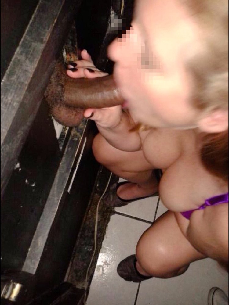 Жена при муже в Глори хол.