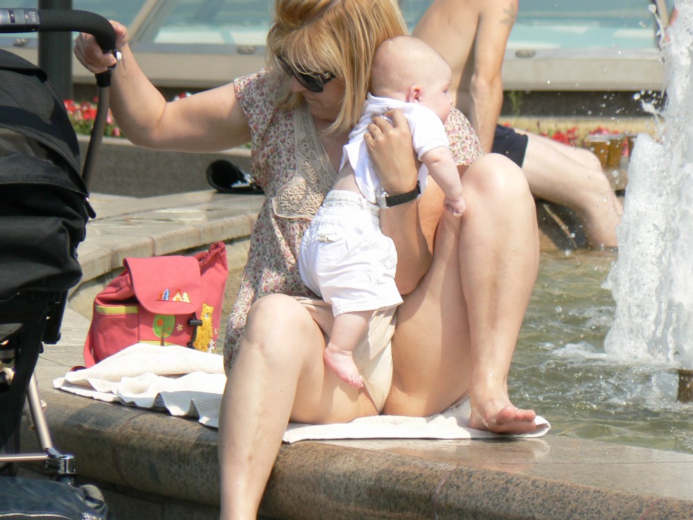 Зрелая засветила трусы