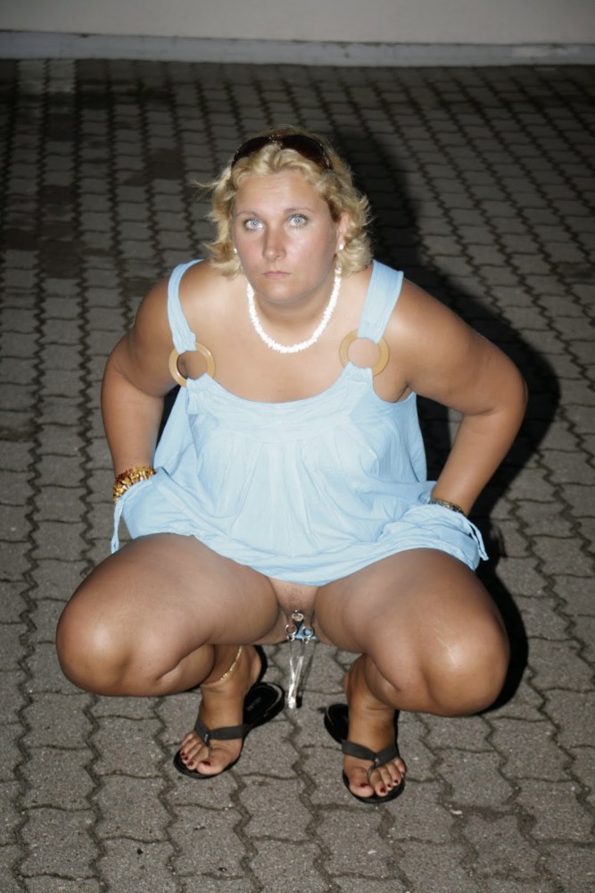 Зрелая в юбочке без трусиков