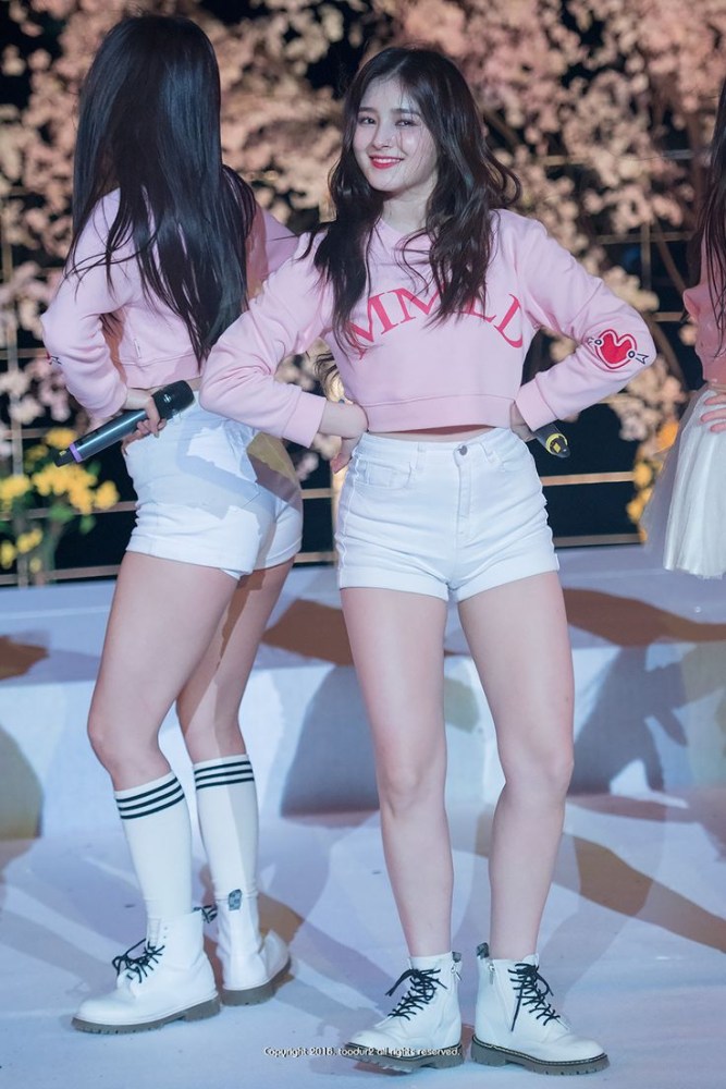 MOMOLAND Yeonwoo попа