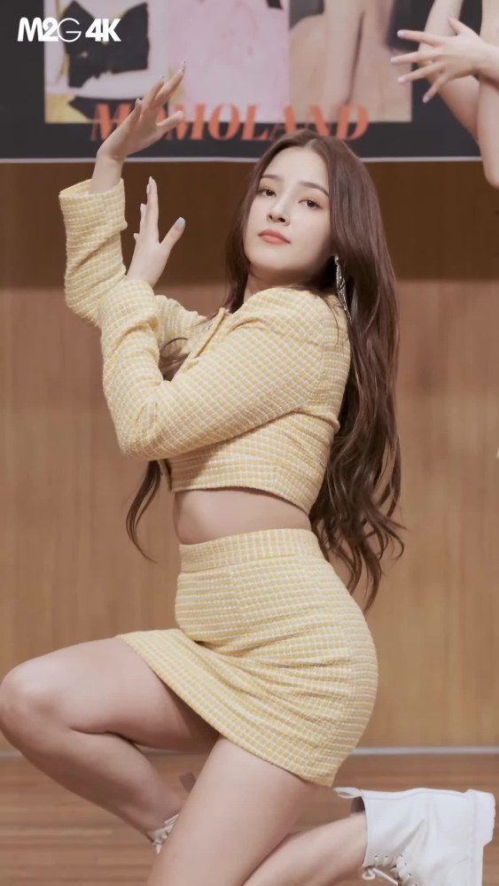 Nancy MOMOLAND В шортах