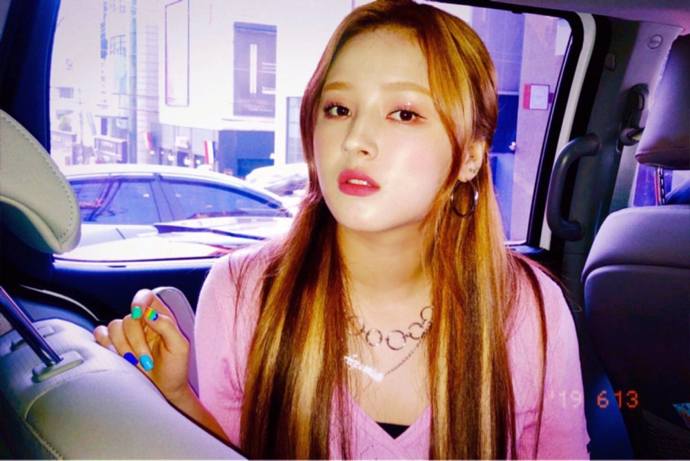 Nancy MOMOLAND В джинсах