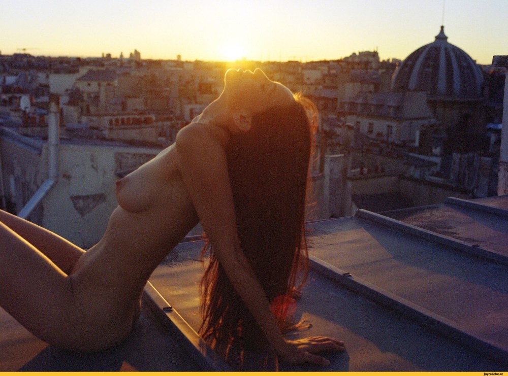 Голые девчонки на крыше