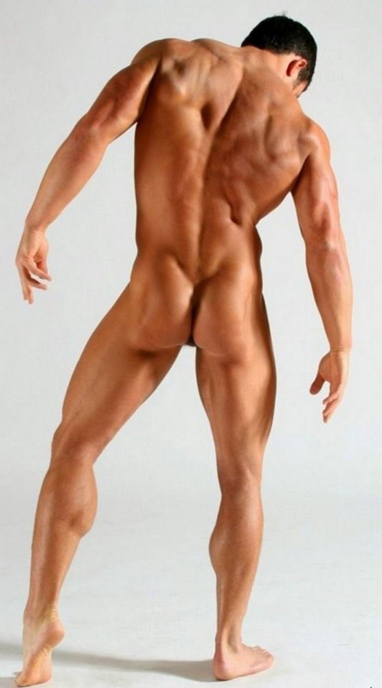 Красивые голые юноши позируют