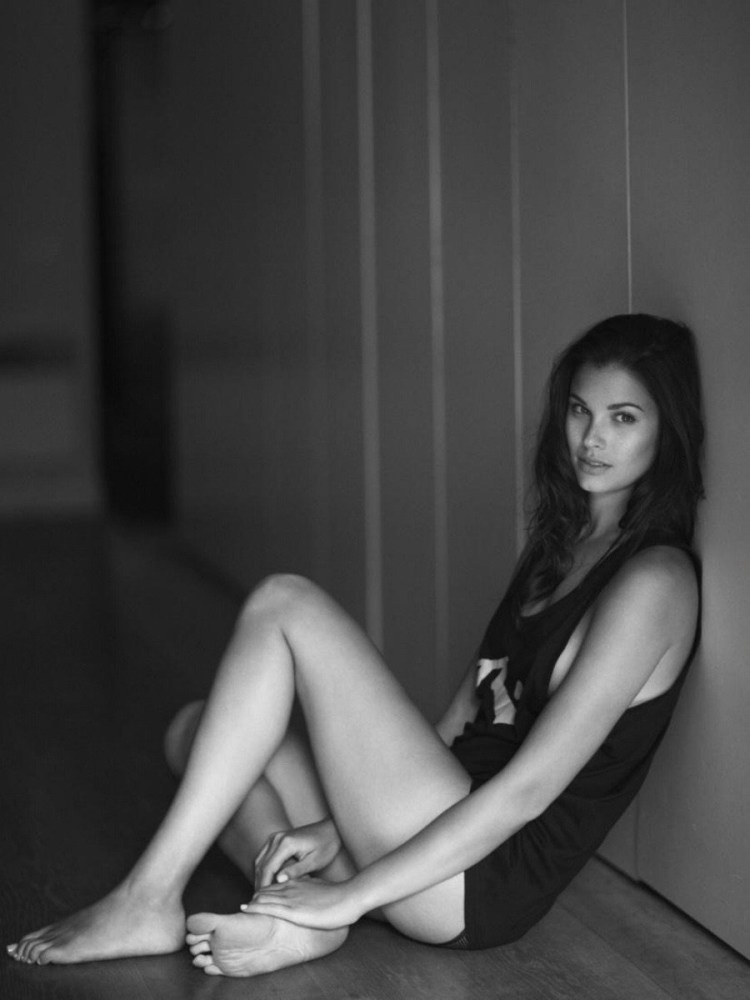 Голая Александра в деревне