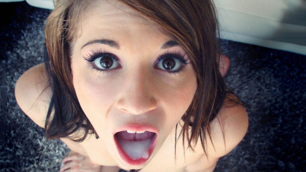 На коленях с открытым ротиком